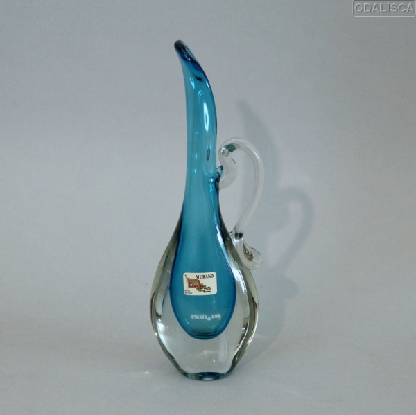 Jarra o jarrón en cristal azul e incoloro modelado a mano.
Etiquetas de origen: Murano y Pagnin & Bon.
Origen: Murano, Italia.